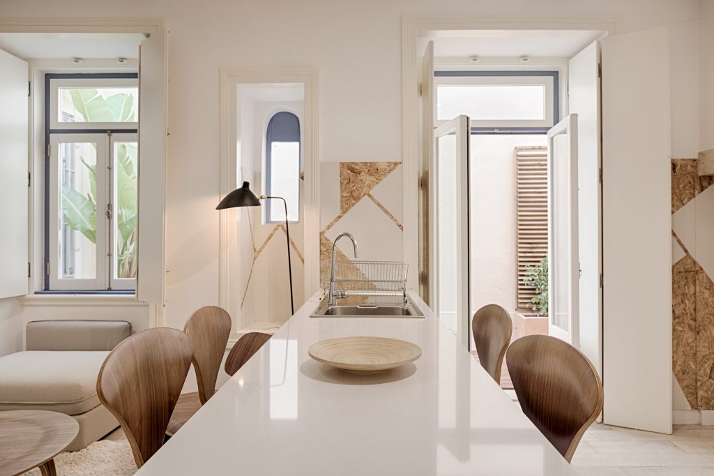 Gem Lisbon Rental Apartment, Romantic Gem in Alfama, dining room