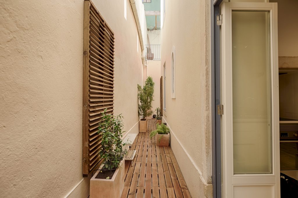 Gem Lisbon Rental Apartment, Romantic Gem in Alfama, patio