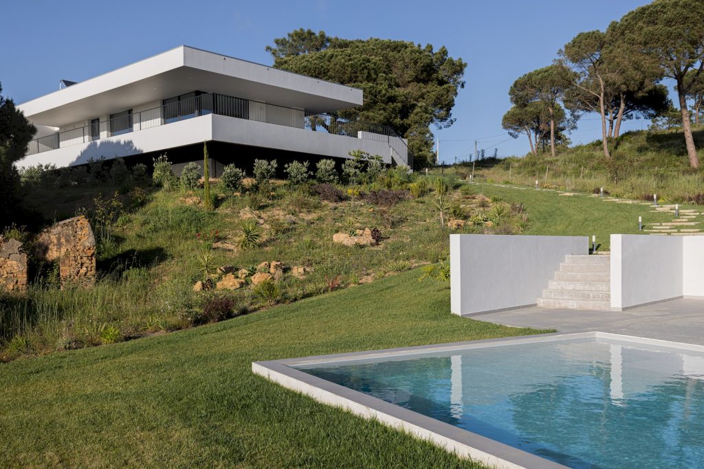 Gem Lisbon Rental Villa, Haven Gem Villa in Aldeia do Meco Lisbon, infinity pool overlooking the modern villa and landscaped gardens